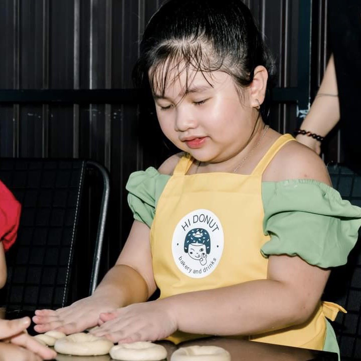 Các bé mang tạp dề học thực hành làm bánh