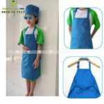 Tạp dề cho bé màu xanh da thiết kế gọn nhẹ giúp bé học vẽ học tập và vui chơi mà không lo bẩn quần áo