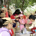 Hình ảnh khách hàng phản hồi thực tế về tạp dề cho bé học vẽ, sản phẩm mặc vừa vặn, chất vải dày dặn giúp bé thoải mái học tập và vui chơi.