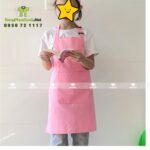 Tạp dề cho bé học vẽ và làm thủ công, thiết kế dễ thương, chất vải bền đẹp giúp bảo vệ quần áo bé luôn sạch sẽ khi học tập và vui chơi.