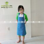 Tạp dề cho bé màu xanh da thiết kế gọn nhẹ giúp bé học vẽ học tập và vui chơi mà không lo bẩn quần áo