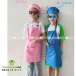 Tạp dề cho bé màu xanh da thiết kế gọn nhẹ giúp bé học vẽ học tập và vui chơi mà không lo bẩn quần áo