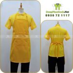 Tạp dề yếm nhà hàng màu vàng thiết kế gọn gàng giúp nhân viên làm việc sạch sẽ và nổi bật