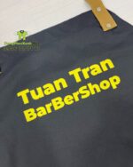 Bộ tạp dề và áo choàng cắt tóc màu đen in logo Tuan Tran BarBerShop