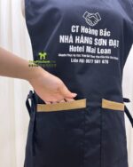 Áo tạp dề nhân viên phục vụ đám tiệc thiết kế kiểu áo choàng độc đáo, in logo theo yêu cầu