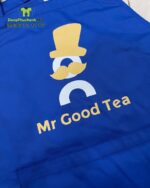 Tạp dề quán trà sữa màu xanh dương nổi bật, in logo Mr Good Tea