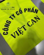 Áo gile phản quang thiết kế dây kéo tiện lợi dành cho công nhân tại công trình in logo CTY CP VIỆT CAN.