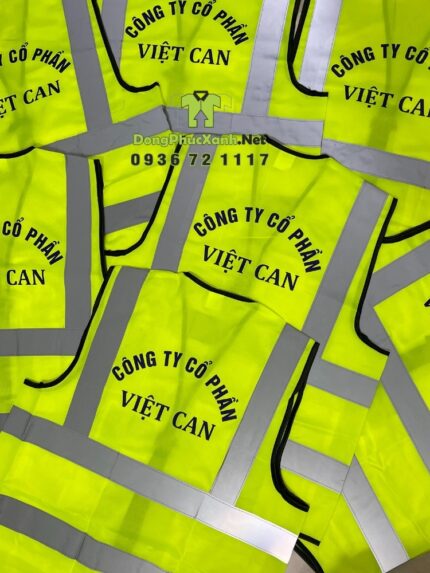 Áo gile phản quang thiết kế dây kéo tiện lợi dành cho công nhân tại công trình in logo CTY CP VIỆT CAN.