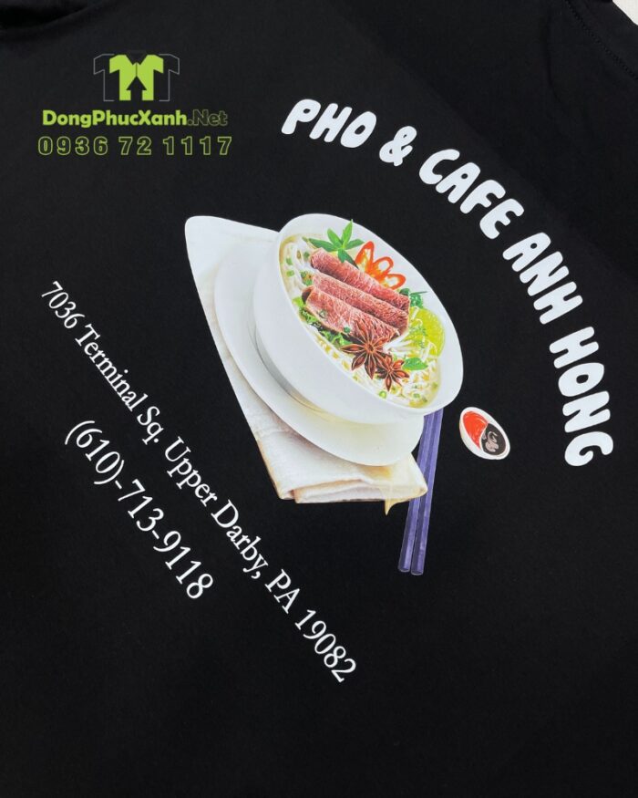 Áo thun đồng phục nhân viên quán phở thiết kế màu đen, in logo PHO & CAFE ANH HONG.