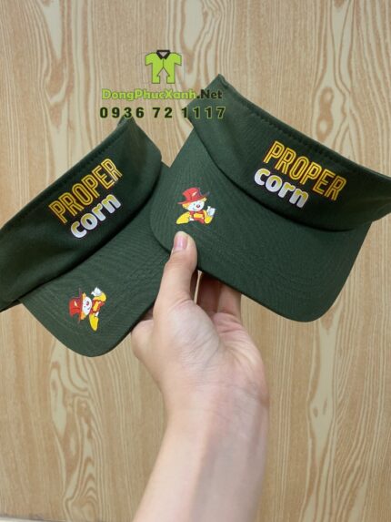 Nón đồng phục nhân viên phục vụ quầy thiết kế màu xanh rêu đẹp mắt. in logo PROPER CORN