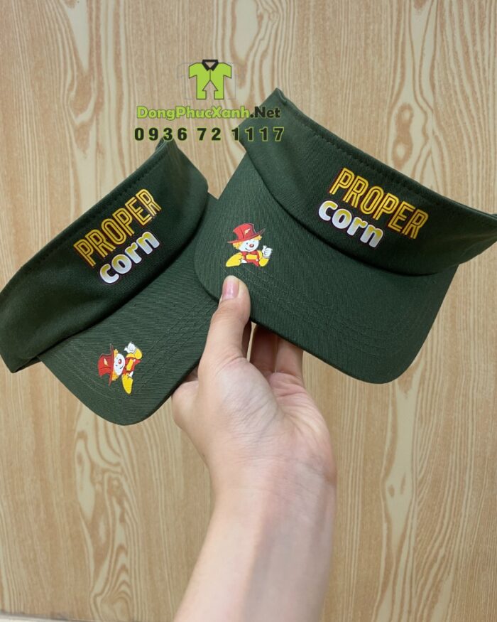 Nón đồng phục nhân viên phục vụ quầy thiết kế màu xanh rêu đẹp mắt. in logo PROPER CORN