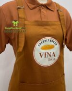 Tạp dề đồng phục nhân viên tiệm bánh mì thiết kế chữ H mới lạ, in logo Bánh mì VINA.