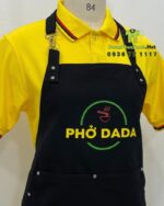 Tạp dề nhân viên quán phở thiết kế hiện đại, nổi bật, in logo Phở Dada.