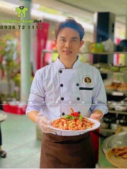 Áo bếp đồng phục thiết kế dài tay, cổ cao dành cho nhân viên bếp, in logo Dịch Vụ Nấu Ăn Trung Hiền.