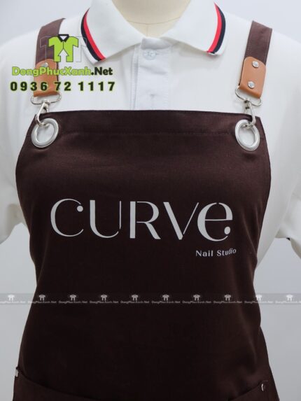 Tạp dề nail màu nâu thiết kế chuyên dụng cho nhân viên tiệm nail, in logo Curve Nail Studio.