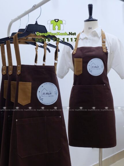 Tạp dề đồng phục quán cà phê thiết kế nút bấm dây đeo tiện lợi, in logo Vị Nhà.