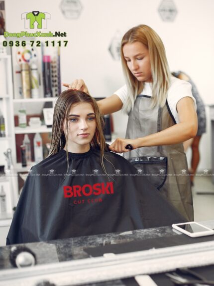 Áo choàng cắt tóc dành cho barbershop thiết kế 2 màu trắng và đen riêng biệt, in logo BROSKI.