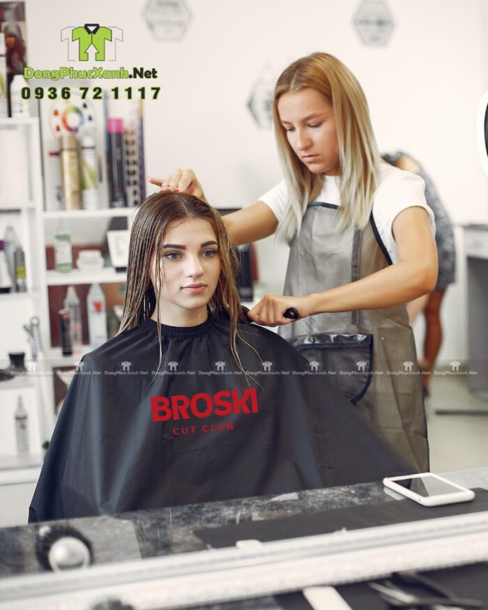 Áo choàng cắt tóc dành cho barbershop thiết kế 2 màu trắng và đen riêng biệt, in logo BROSKI.