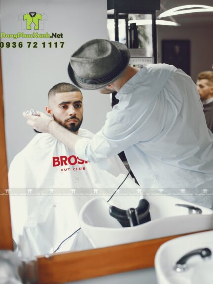 Áo choàng cắt tóc dành cho barbershop thiết kế 2 màu trắng và đen riêng biệt, in logo BROSKI.