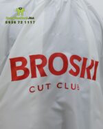 Áo choàng cắt tóc dành cho barbershop thiết kế 2 màu trắng và đen riêng biệt, in logo BROSKI.