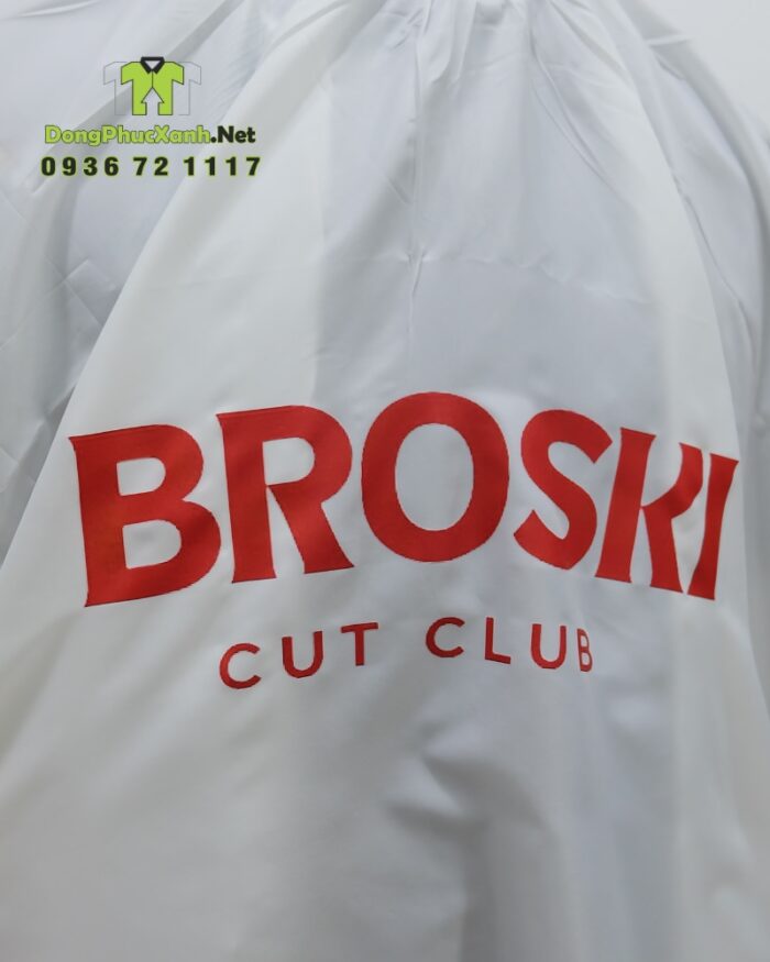 Áo choàng cắt tóc dành cho barbershop thiết kế 2 màu trắng và đen riêng biệt, in logo BROSKI.