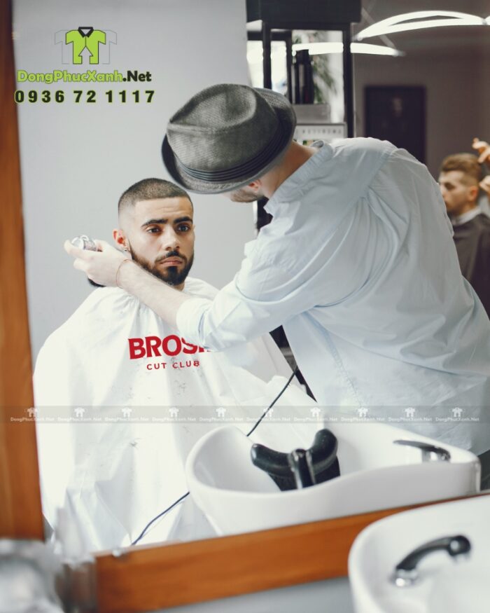 Áo choàng cắt tóc dành cho barbershop thiết kế 2 màu trắng và đen riêng biệt, in logo BROSKI.