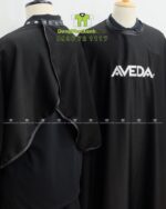 Áo choàng cắt tóc thiết kế nút gài linh hoạt, in logo Aveda.