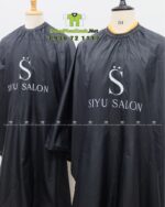 Áo choàng cắt tóc chất liệu trơn chống tóc bám dính, in logo Siyu Salon.