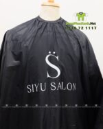 Áo choàng cắt tóc chất liệu trơn chống tóc bám dính, in logo Siyu Salon.