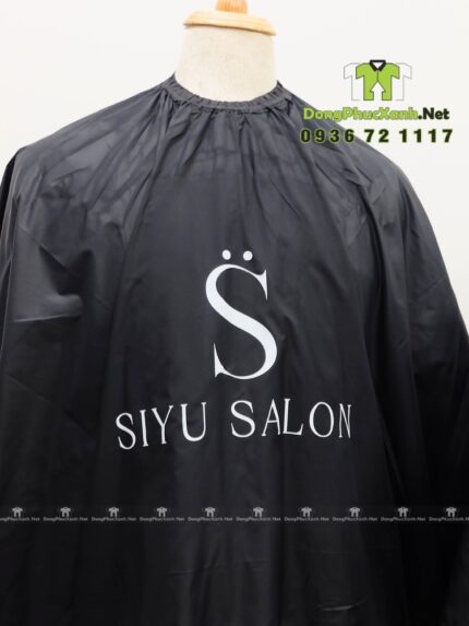 Áo choàng cắt tóc chất liệu trơn chống tóc bám dính, in logo Siyu Salon.