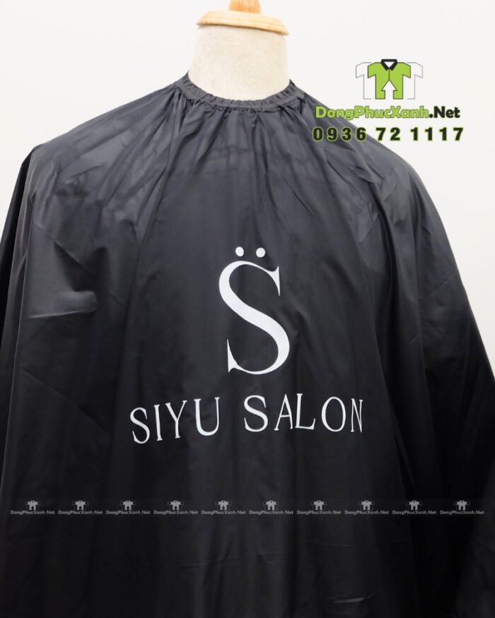 Áo choàng cắt tóc chất liệu trơn chống tóc bám dính, in logo Siyu Salon.