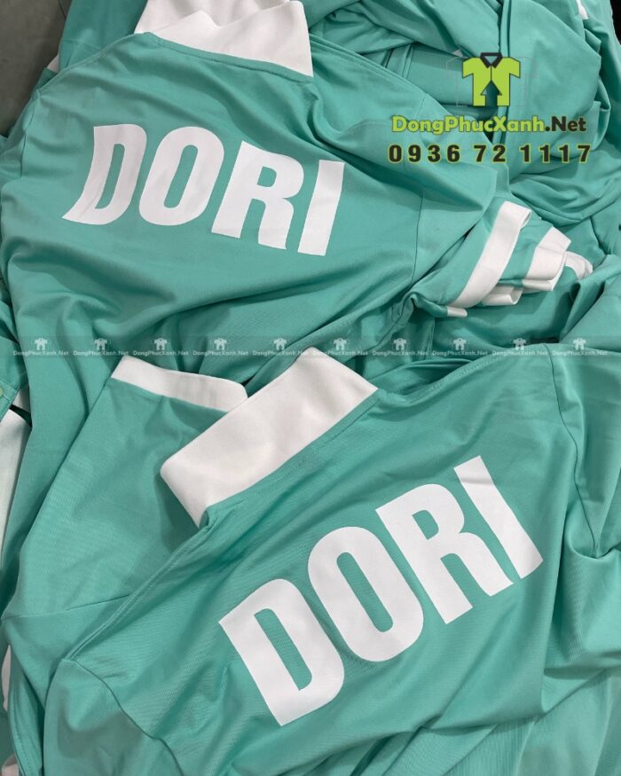 Áo thun đồng phục nhân viên màu xanh mint tươi sáng, in logo DORI.