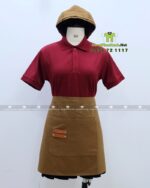 Bộ đồng phục quán cà phê có áo thun đồng phục màu đỏ đô sang trọng, quý phái, thiết kế logo theo yêu cầu.