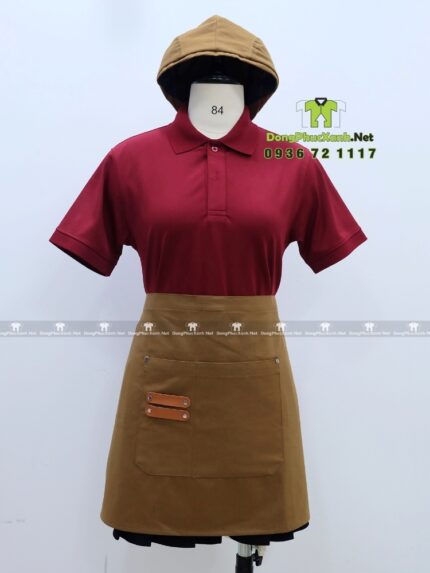Bộ đồng phục quán cà phê có áo thun đồng phục màu đỏ đô sang trọng, quý phái, thiết kế logo theo yêu cầu.