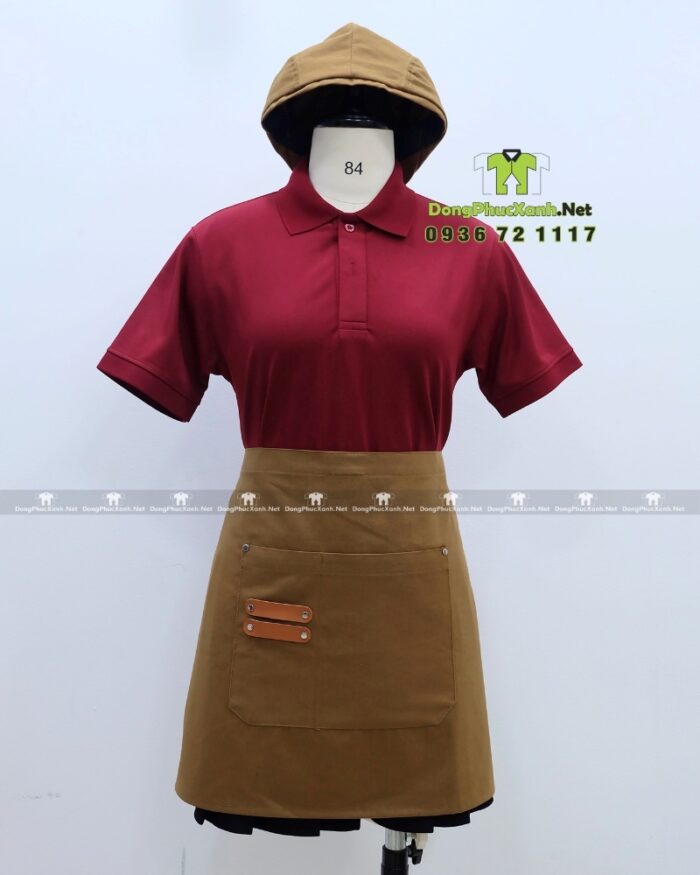 Bộ đồng phục quán cà phê có áo thun đồng phục màu đỏ đô sang trọng, quý phái, thiết kế logo theo yêu cầu.