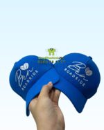 Nón đồng phục dành cho nhân viên quán cà phê vỉa hè, thiết kế màu xanh dương nổi bật, thêu logo Ben roadside.