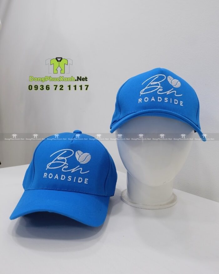 Nón đồng phục dành cho nhân viên quán cà phê vỉa hè, thiết kế màu xanh dương nổi bật, thêu logo Ben roadside.