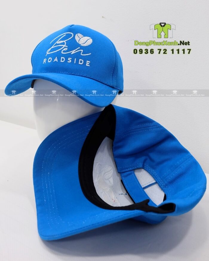 Nón đồng phục dành cho nhân viên quán cà phê vỉa hè, thiết kế màu xanh dương nổi bật, thêu logo Ben roadside.