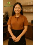 Bộ đồng phục quán cà phê có áo thun đồng phục màu cacao đẹp mắt, in/ thêu logo bằng công nghệ tiên tiến nhất hiện nay.