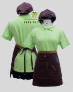 Bộ đồng phục quán cà phê thiết kế màu xanh lá mạ cho áo thun, phong cách tươi sáng, cởi mở.