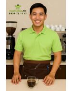 Bộ đồng phục quán cà phê thiết kế màu xanh lá mạ cho áo thun, phong cách tươi sáng, cởi mở.
