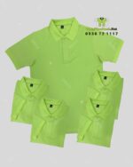 Bộ đồng phục quán cà phê thiết kế màu xanh lá mạ cho áo thun, phong cách tươi sáng, cởi mở.