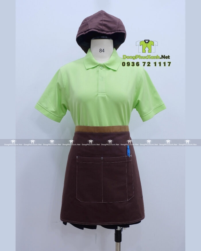 Bộ đồng phục quán cà phê thiết kế màu xanh lá mạ cho áo thun, phong cách tươi sáng, cởi mở.