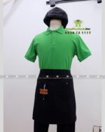 Bộ đồng phục quán cà phê với áo thun đồng phục màu xanh két thiên nhiên gần gũi, in/thêu logo theo yêu cầu.