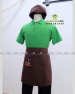 Bộ đồng phục quán cà phê với áo thun đồng phục màu xanh két thiên nhiên gần gũi, in/thêu logo theo yêu cầu.