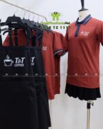 Bộ đồng phục quán cà phê phong cách chuyên nghiệp, in logo T&T Coffee.