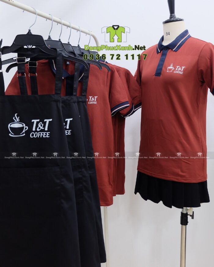 Bộ đồng phục quán cà phê phong cách chuyên nghiệp, in logo T&T Coffee.