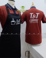 Bộ đồng phục quán cà phê phong cách chuyên nghiệp, in logo T&T Coffee.