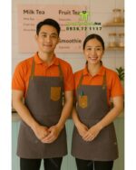 Bộ đồng phục quán trà sữa thiết kế áo thun đồng phục màu cam tạo sự chú ý, theo phong cách năng động và hiện đại.