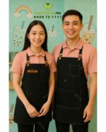 Bộ đồng phục quán trà sữa phong cách dễ thương và tươi trẻ, áo thun đồng phục màu hồng tươi tắn dành cho nhân viên.